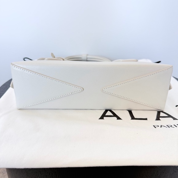 Authentic Alaïa Le Teckel Small Shoulder Bag In Ivory Calfskin - Picture 6 of 11